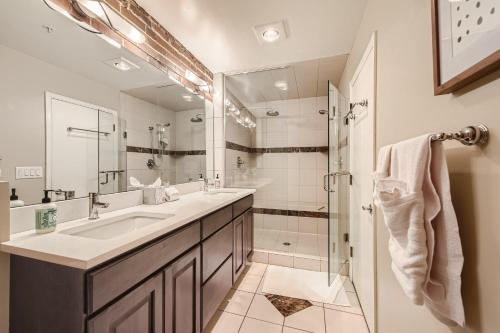 La salle de bains est pourvue d'un lavabo et d'une douche. dans l'établissement 1515 Ogden Apt 7, à Denver