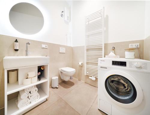 a bathroom with a washing machine and a toilet at Design Apartment I Innenstadt I Küche I WIFI in Bingen am Rhein
