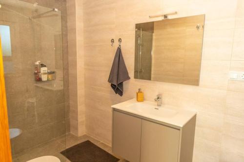 Et badeværelse på Apartamento Sereno 1 - Piscina, Garaje, Terraza y Playa
