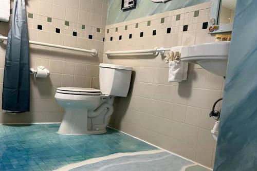 Ванна кімната в The Whale Suite @Waikiki Banyan (1 Free Parking)