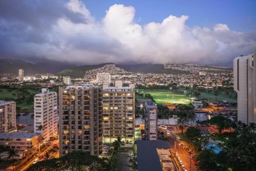 Gallery image of The Whale Suite @Waikiki Banyan (1 Free Parking) in Honolulu