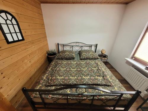 sypialnia z łóżkiem w pokoju w obiekcie Ferienbutze w mieście Molbergen