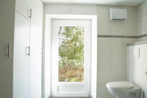 baño con aseo y ventana en La Pigoussette en Valensole