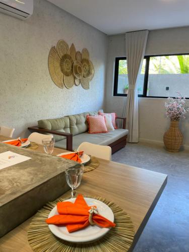 ein Wohnzimmer mit einem Tisch und einem Sofa in der Unterkunft MAKAI Milagres in São Miguel dos Milagres