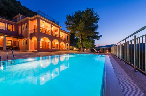 Villa Eoraの敷地内または近くにあるプール