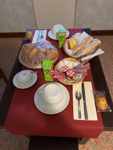 stół z chlebem i talerzami jedzenia. w obiekcie Relais des Ardides w mieście Bonnemazon