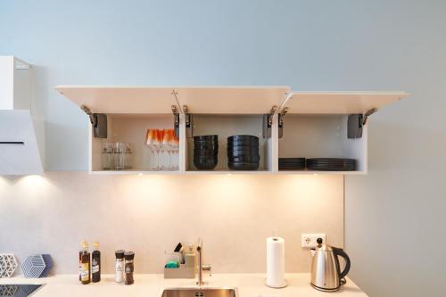 Design Apartment mit kostenfreiem Garagen Parkplatz im Zentrumにあるキッチンまたは簡易キッチン
