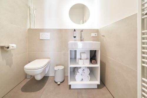 a small bathroom with a toilet and a sink at Design Apartment mit kostenfreiem Garagen Parkplatz im Zentrum in Bingen am Rhein