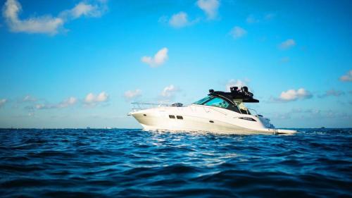 un bote blanco en medio del agua en Yacht Cancun Rent & Tours en Cancún