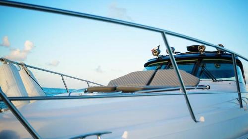 un primer plano de un barco en el agua en Yacht Cancun Rent & Tours en Cancún