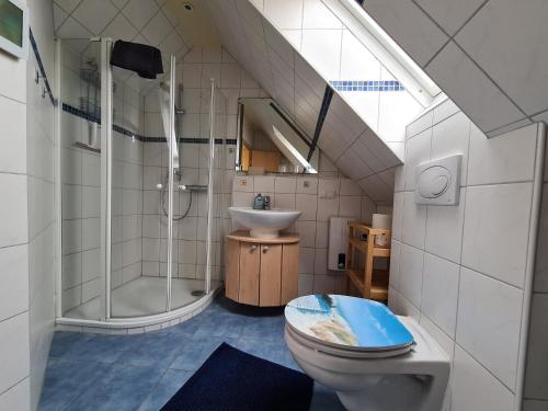 Un baño de Ferienwohnung Inselblick Norddeich mit Meerblick