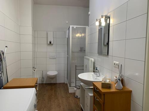 a white bathroom with a sink and a toilet at TOP-Zentrum Fußgängerzone, 82 qm, Küche, Parkplatz in Oldenburg