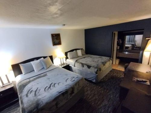 Postel nebo postele na pokoji v ubytování Hotel 2 Queen Beds Hotel Room 208 Wi-Fi Room Booking