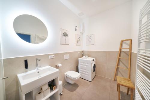 La salle de bains est pourvue d'un lavabo, de toilettes et d'un miroir. dans l'établissement Design Studio I 3 Personen I Innenstadt I Küche I WIFI, à Bingen am Rhein