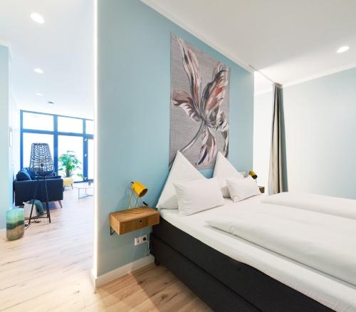 a bedroom with a large bed with a large painting on the wall at Design Studio I 3 Personen I Innenstadt I Küche I WIFI in Bingen am Rhein
