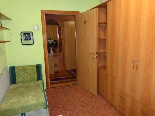 a hallway with a door to a room with a closet at Бюджетные Комнаты посуточно 5мин McDonalds WI-FI 15мин до центра города in Ternopilʼ