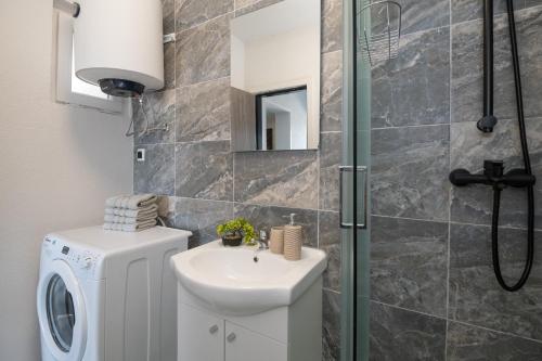 ein Badezimmer mit Toilette, Waschbecken und Dusche in der Unterkunft Apartment Viktorija in Dubrovnik