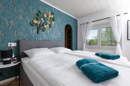 1 dormitorio con 1 cama blanca grande y paredes azules en ❤Einzigartiges HOF-AREAL Südsteiermark❤ en Sankt Nikolai im Sausal