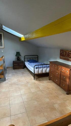 1 dormitorio con 1 cama y vestidor en Ferienhaus Gare de Mareuil, 