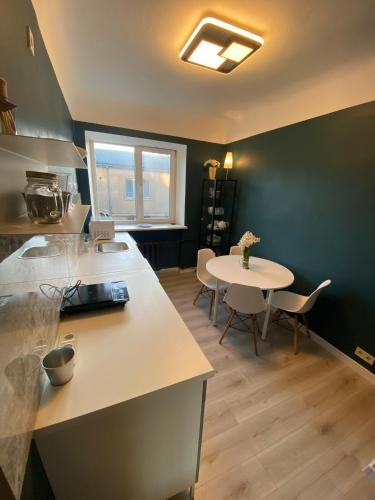 Dapur atau dapur kecil di Quiet and peaceful apartment close to the city center
