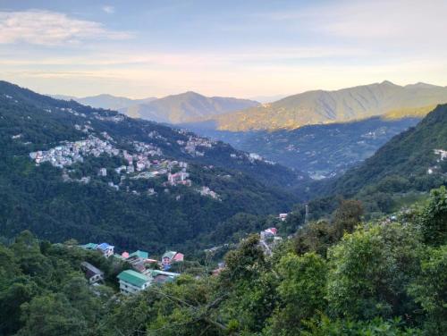 vistas a un valle con montañas en el fondo en The Bliss Homestay, en Gangtok