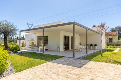 a contemporary home with a large glass extension at Stablo Residence in Kanálion
