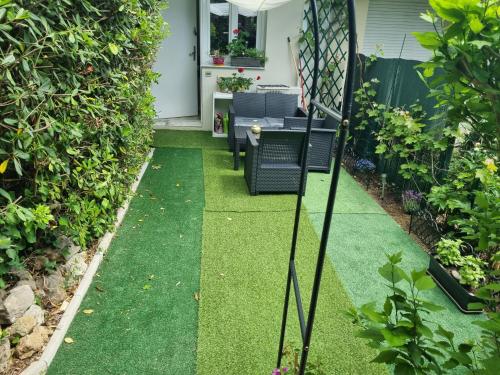 ogród ze sztuczną trawą i patio w obiekcie Studio Antibes w mieście Antibes