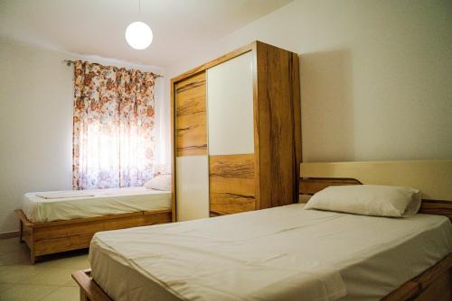 都拉斯Apartament Casas del Mar的一间卧室，配有两张床和一扇窗户