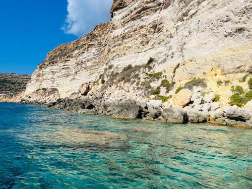 vista sull'acqua accanto a una scogliera rocciosa di lacasettadinoel a Lampedusa