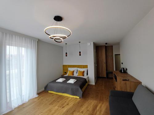 克里尼查謨爾斯卡的住宿－WIŚLANY PORT WILLA，一间卧室设有一张床和一个大窗户