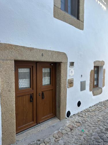 a building with a wooden door on the side of it at Maruan Heaven in Marvão