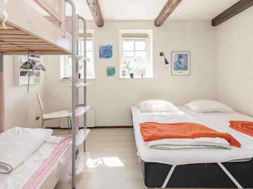 2 Betten in einem Zimmer mit Etagenbett in der Unterkunft Holiday home Ebberup VI in Ebberup