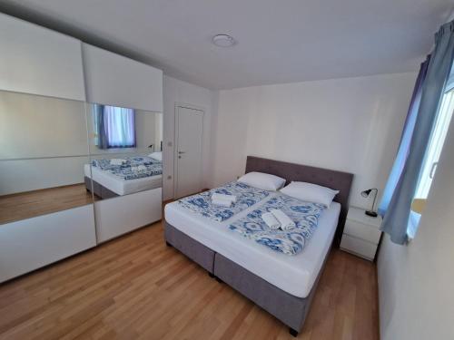 Postel nebo postele na pokoji v ubytování Apartments Vedran
