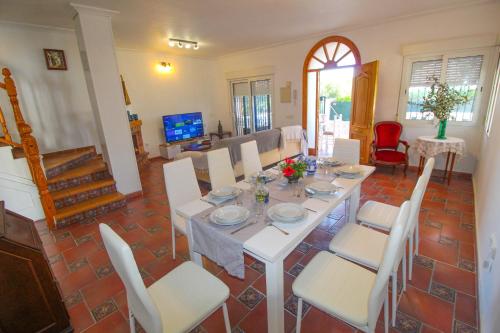 Great villa, Sea views, 20 secs walk to the beach, BBQ, 9 people, 5 mins car from Alicante city center, sailing club 3 mins walk