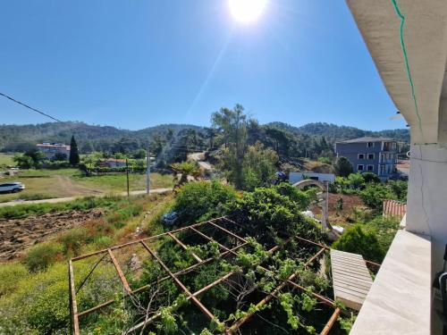 een balkon met uitzicht op de tuin bij Marmaristeki Eviniz 