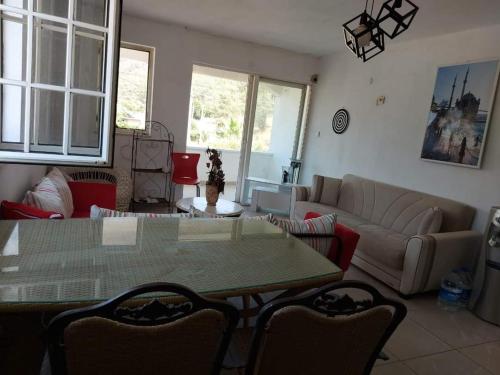 een woonkamer met een tafel en een bank bij Marmaristeki Eviniz 