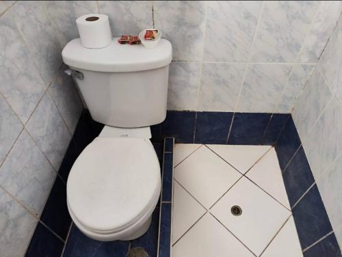 een badkamer met een toilet en een rol toiletpapier erop bij Casa Artesana in Cuzco