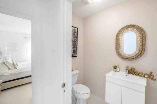 La salle de bains est pourvue de toilettes, d'un miroir et d'un lit. dans l'établissement The Bay at Palm Beach, Simpson Bay, à Simpson Bay
