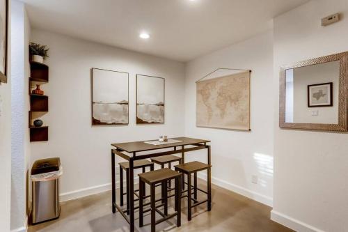 オースティンにあるModern Designer Condo Close to Downtown Austin!のテーブルとスツール2脚付きの部屋