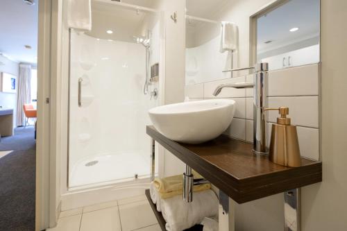 惠靈頓的住宿－U Residence Hotel，一间带水槽和淋浴的浴室