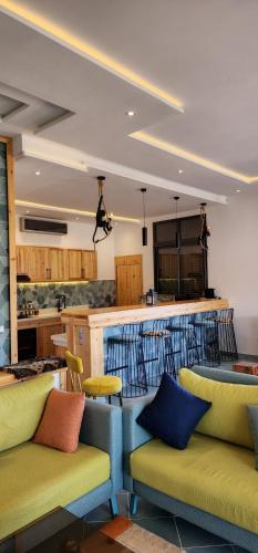 une chambre avec deux canapés et un bar dans l'établissement LA FINCA, à Marrakech
