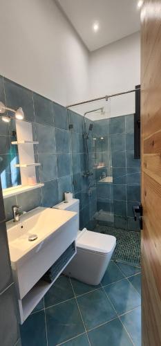 La salle de bains est pourvue d'un lavabo, de toilettes et d'une douche. dans l'établissement LA FINCA, à Marrakech