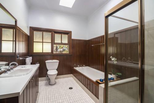 ein Badezimmer mit einem WC, einer Badewanne und einem Waschbecken in der Unterkunft Griffin Getaway in Orange