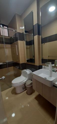 La salle de bains est pourvue de toilettes et d'un lavabo. dans l'établissement Samaria Club de Playa, à Santa Marta