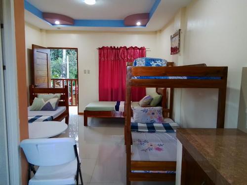 Pokój z łóżkiem piętrowym i toaletą. w obiekcie D&D Travellers INN w mieście Puerto Princesa