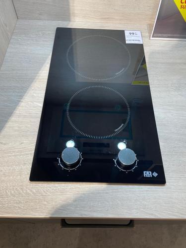 une paire d'anneaux dans une boîte sur une table dans l'établissement Douchedodo, à Paris