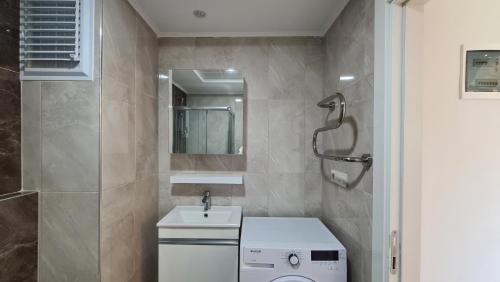 uma casa de banho com um WC, um lavatório e um chuveiro em Olive Garden cute apartment em Avsallar
