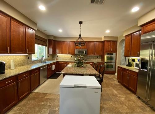 Кухня или мини-кухня в Cozy And Comfortable #202 Room
