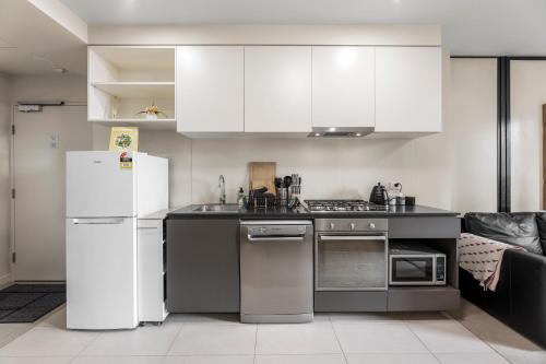 Кухня или мини-кухня в Cozy CBD 2 Bedroom Apartment with car park
