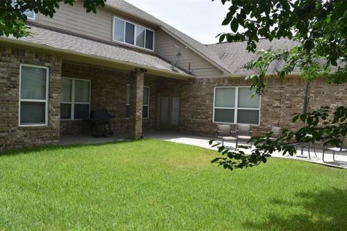 une maison dotée d'une cour avec des chaises devant elle dans l'établissement A perfect getaway in Cinco Ranch, Texas., à Katy